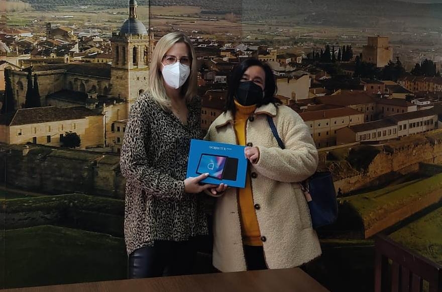 Eulalia Anciones y Lourdes Pérez reciben sus premios de la promoción ‘Ciudad Rodrigo Compra y Gana’